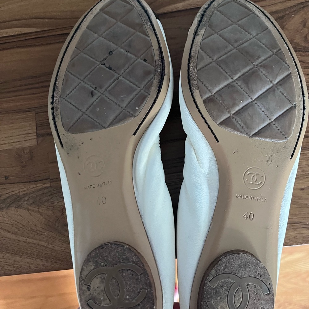 CHANEL White and Black Toe Cap and Heel Logo Ballet Flats Sz 40. - Picture 4 of 5